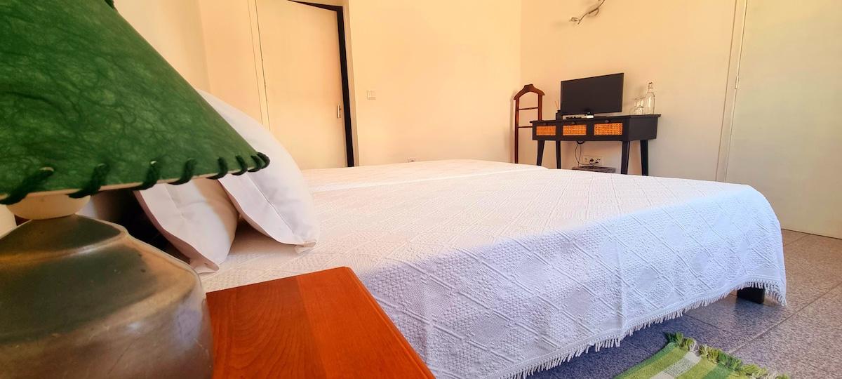 Ორადგილიანი საძინებელი საწოლებით უფასო ინტერნეტით, წყლის ბოთლით. 