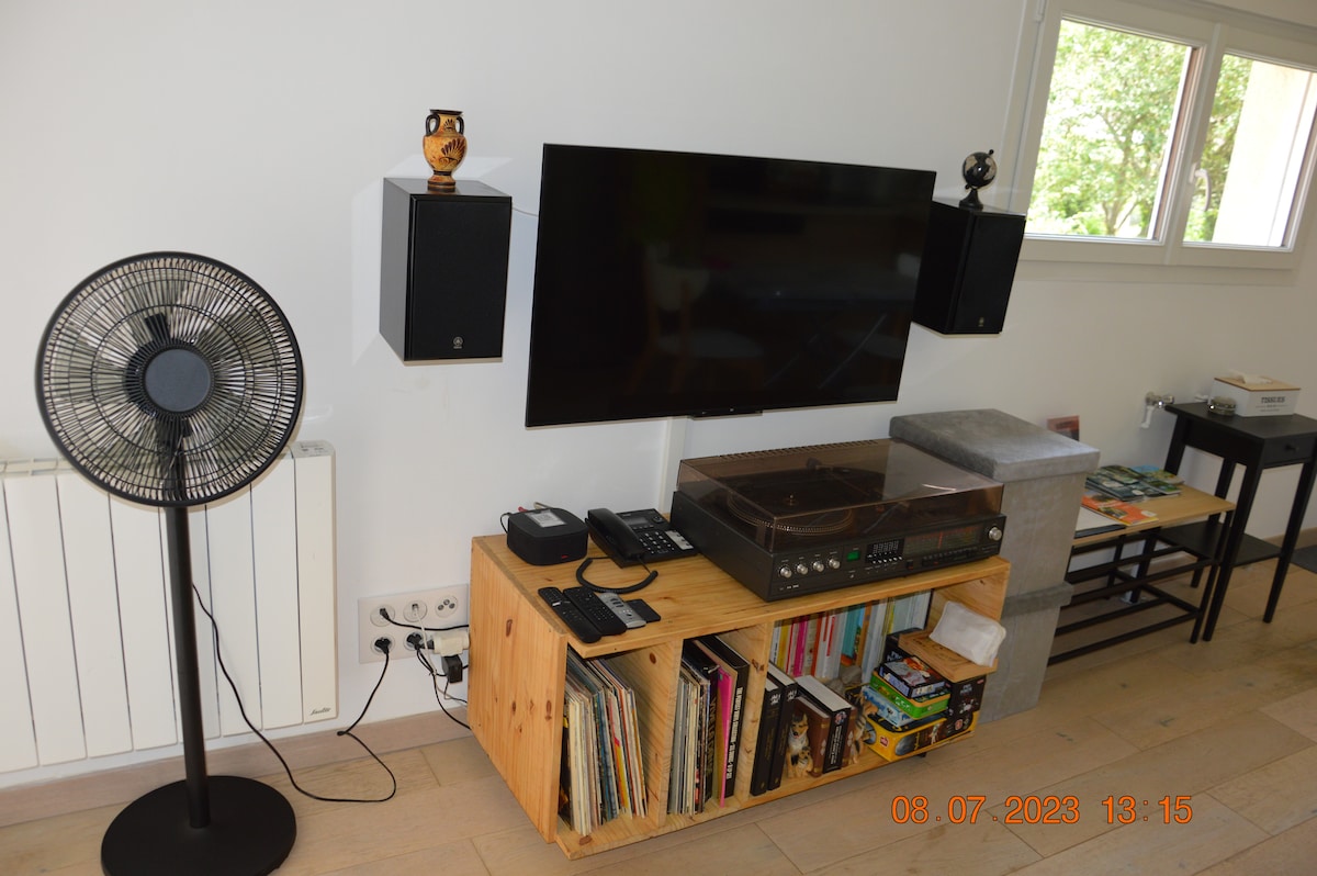 4K ANDROID TV, מערכת סאונד כפולה וינטג' (אבל משוחזרת)  + Bluetooth ותקליטור ויניל
