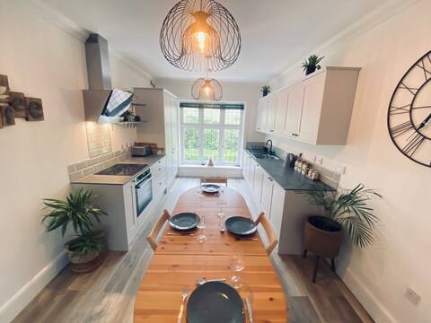 Spacious
apartment - free parking & Wi-Fi