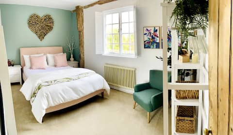 *NEW* Perfect Location! Beautiful Cottage hideaway