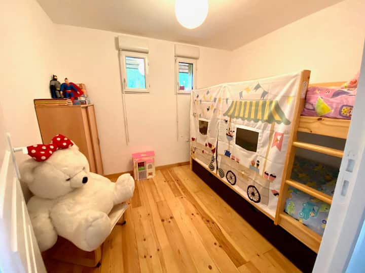 ห้องเด็ก (ของตกแต่งสำหรับเด็กเล็ก) เราเปลี่ยนการตกแต่ง: ปลอกผ้านวมเกมหนังสือขึ้นอยู่กับอายุของเจ้าของที่พักหนุ่มสาวของเรา!