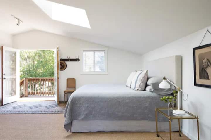 Matrac s vrchným vankúšom veľkosti King Beautyrest dostáva od hostí nadšené hodnotenia. Užite si posteľnú bielizeň a francúzske dvere, ktoré sa otvárajú na balkón s posedením, a schody do záhrady/dvora.