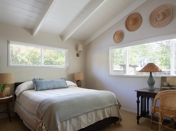 Predná spálňa má nádherné popoludňajšie slnko. Veľká skriňa a komoda mimo rámu.