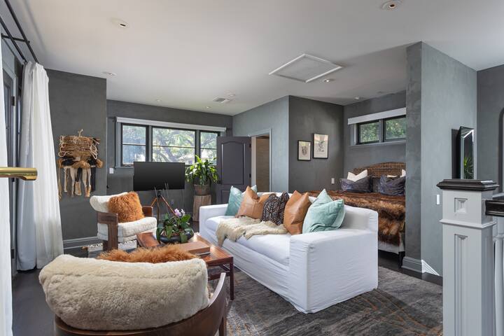 Runyon Canyon Botanical Oasis Villa gallery image 3