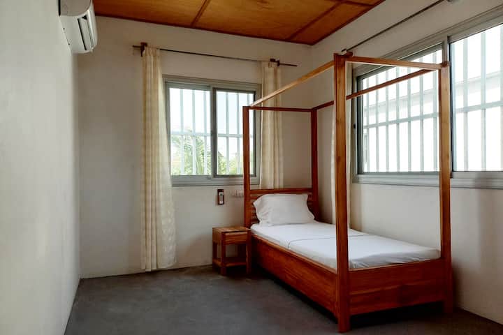 เตียงกว้าง 1 เมตรห้องพร้อมเครื่องปรับอากาศ