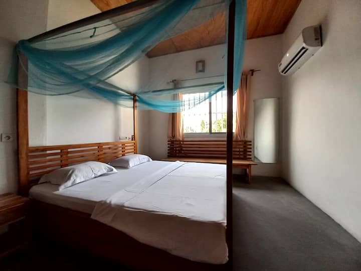 ห้องนอนพร้อมเตียงคู่ด้านข้างสวน