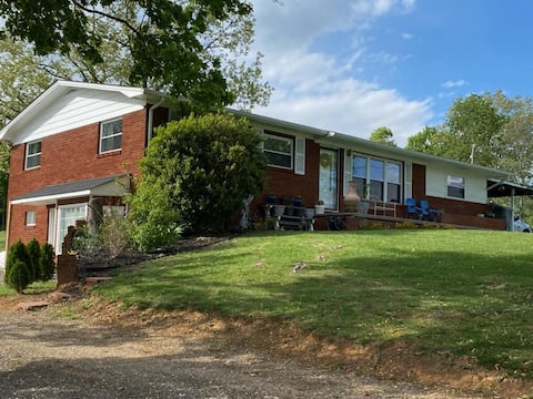 Popular Airbnb listing: Dandridge Smokies Douglas Lake in Dandridge