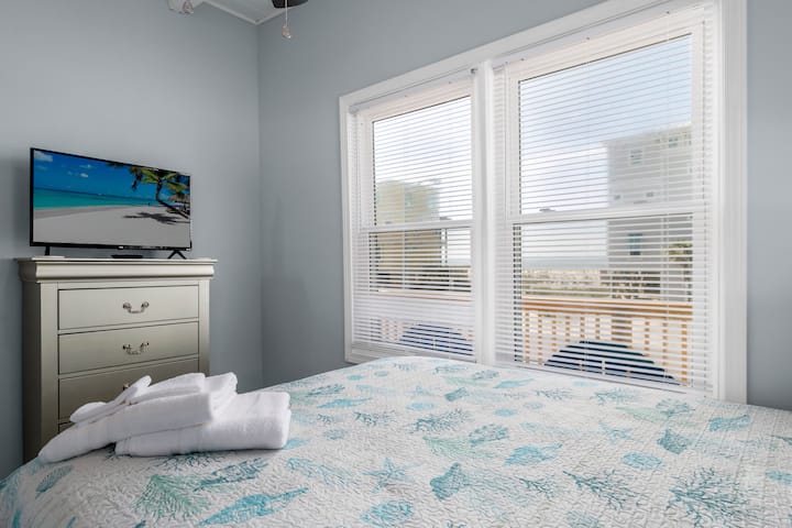 Соба со поглед на океан и брачен кревет (широк 150-179 см)