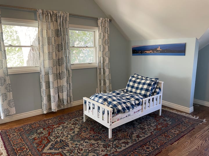 Chumba cha kulala #3 - hiki ni chumba cha kulala cha mtoto wetu. Chumba hicho kina samani chache lakini kina vitu muhimu -- kitanda cha watoto wachanga, kelele nyeupe/kisafishaji cha hewa, unyevunyevu, mapazia yanayozuia mwanga na vitabu. Chumba hiki kiko karibu na chumba cha kulala #1, chumba cha kulala cha wazazi. 