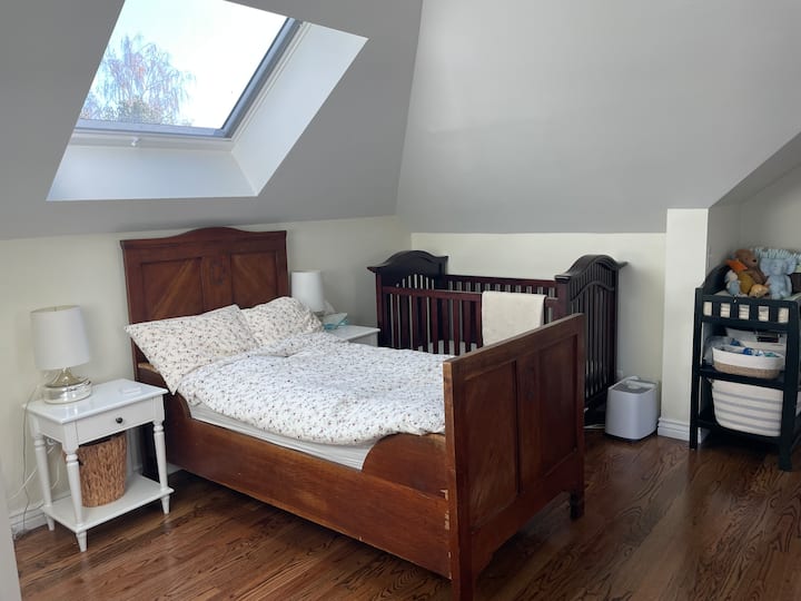 Chumba cha kulala #2 kilicho na kitanda pacha na kitanda cha mtoto. Pia inakuja na mashine ya unyevunyevu na kelele nyeupe/kisafishaji cha hewa, kiti cha kutikisa, meza ya kubadilisha, pail ya nepi ya kuzuia harufu na kifaa cha kufuatilia mtoto. 