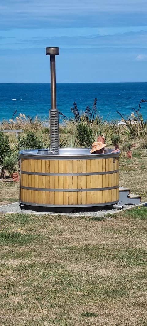 Colac Bay Beachfront Bach with Hot Tub