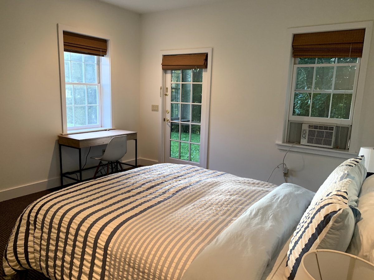 Chumba cha kulala #7 katika nyumba ya wageni. Kitanda aina ya Queen na bafu kamili ya chumba.