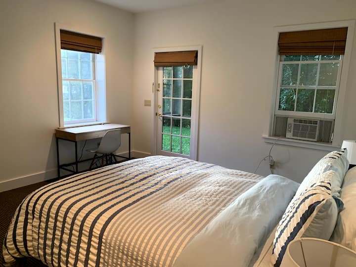 חדר שינה מס '7 בבית הארחה. מיטת קווין ואמבטיה מלאה צמודה.