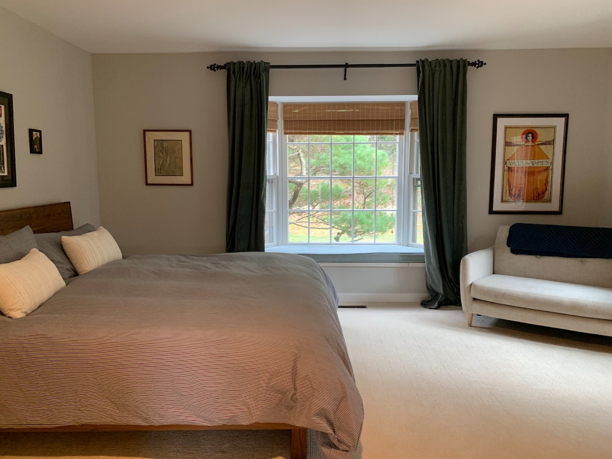 Chumba cha kulala cha Master kwenye ghorofa ya 1. Kitanda aina ya King, bafu la chumba, mlango wa kujitegemea na sitaha.  