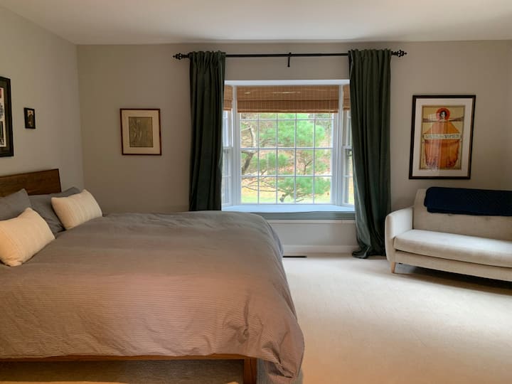 חדר שינה ראשי בקומה הראשונה. מיטת קינג סייז, חדר רחצה צמוד, כניסה פרטית ודק.  