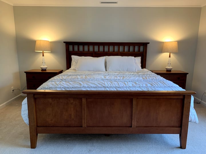 חדר שינה מס '6 עם מיטת קינג בקומת הקרקע.