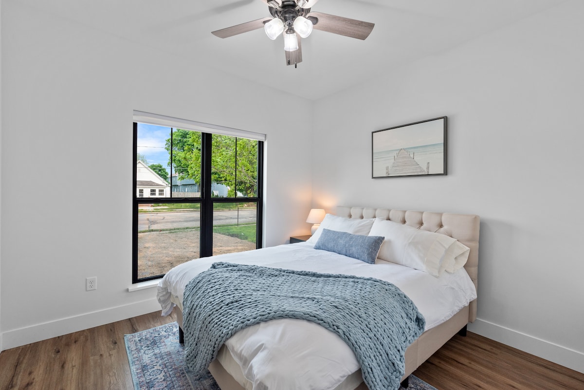 אחד משלושה חדרי שינה ראשיים