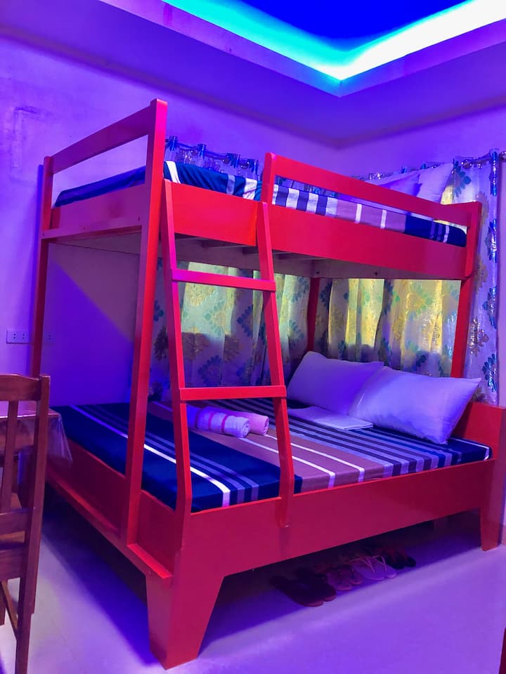 Თქვენი სახლი სახლიდან მოშორებით, ჩვენი ოთახები გთავაზობთ ყველაფერს, რაც დასვენებისთვის გჭირდებათ.
