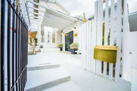 A cute white villa, a 3-minute walk to the sea. Artistic beach house.