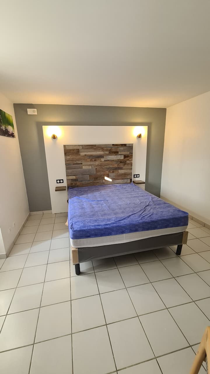 Izba „City“ a nová posteľná bielizeň v roku 2023 v manželskej posteli veľkosti Queen