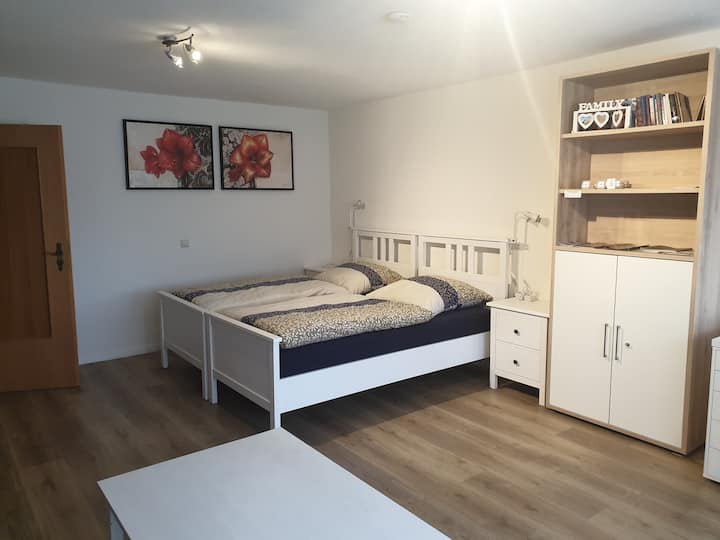 Cama doble (180 x 200), pero también se puede separar en dos camas individuales. Luego, la cómoda se colocará en medio.