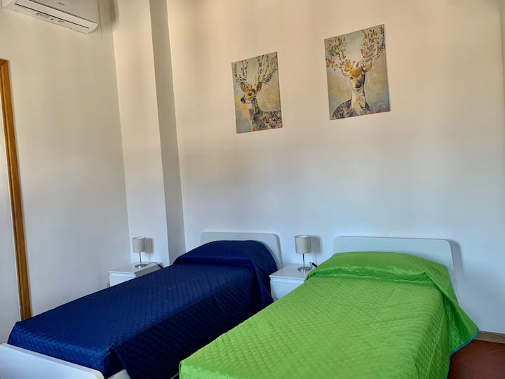 חדר שינה על רצפת הסלון 