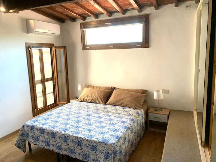 חדר שינה בקומה העליונה (מיטות זוגיות או יחיד) 