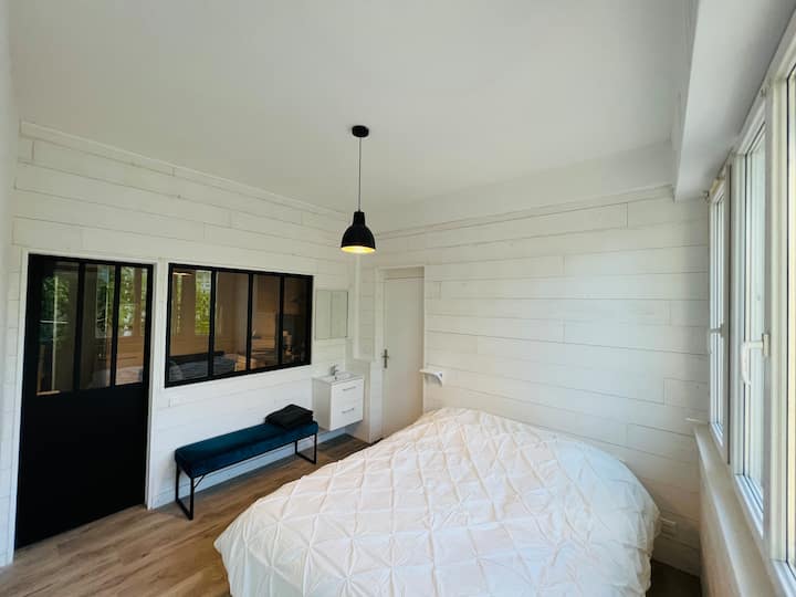 Zona e fjetjes (160 krevat) me dhomë dushi dhe hapësirë magazinimi.