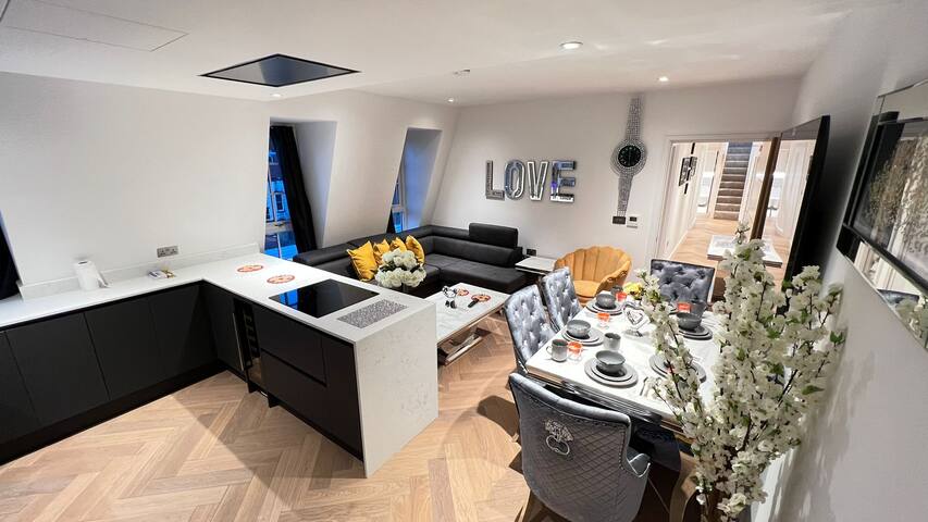 Panoramic Perfection Marble Arch 2BR Penthouse 74 gallery image 5
