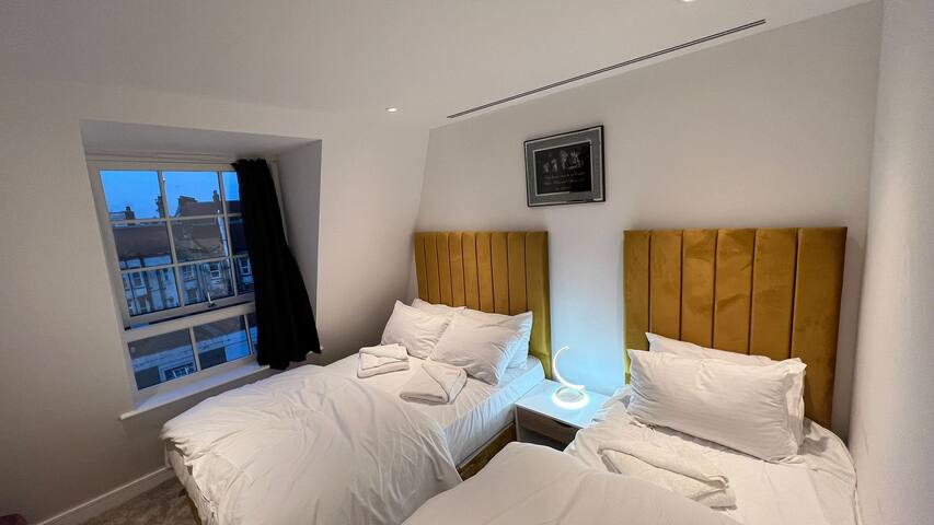 Panoramic Perfection Marble Arch 2BR Penthouse 74 gallery image 3