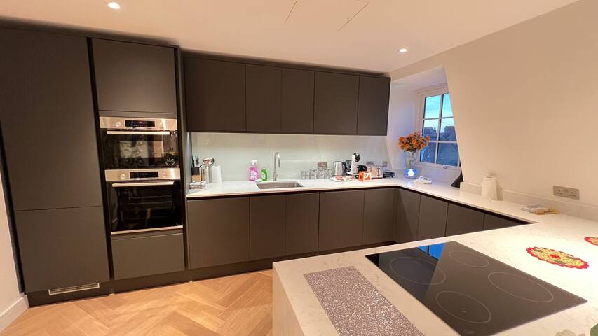 Panoramic Perfection Marble Arch 2BR Penthouse 74 gallery image 4