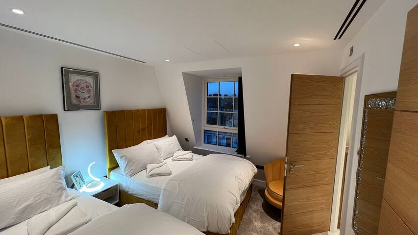 Panoramic Perfection Marble Arch 2BR Penthouse 74 gallery image 2
