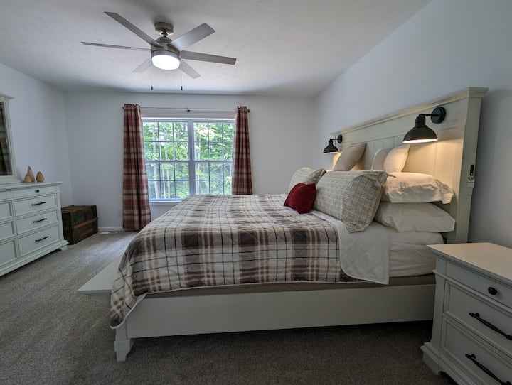 Slaapkamer één heeft een kingsize bed, dressoir, twee nachtkastjes en een koffer om je koffer op te zetten. Er zijn twee usb-poorten aan elke kant van het hoofdeinde voor het opladen van je apparaten.