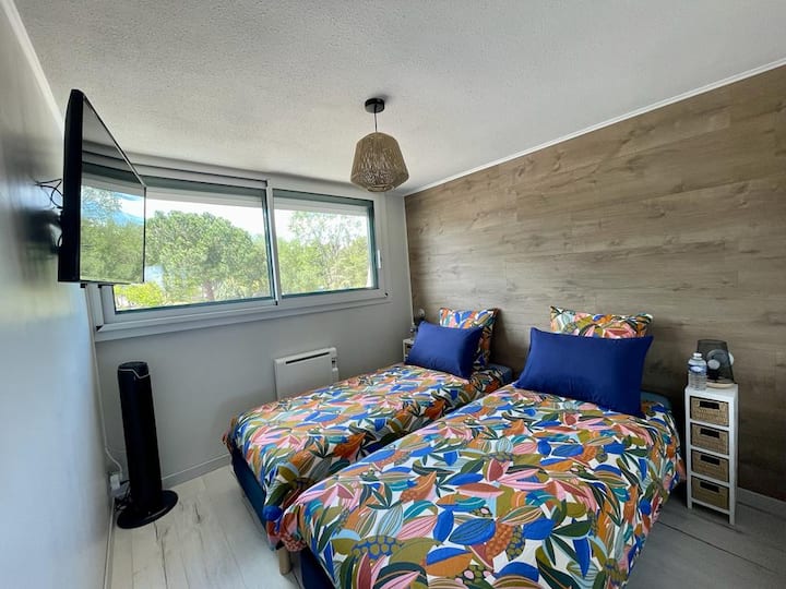 Spálňa:
2 80 x 200 jednolôžok (na požiadanie ich môžete zhromaždiť a vyrobiť 160 x 200 osôb)
Chladič s ventilátorom inteligentnej televízie 


Skriňa
Elektrické rolety