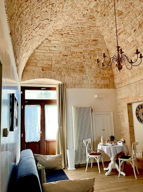 Successful Airbnb property: "Stone Nest" 70 m from the center, outdoor patio in Alberobello