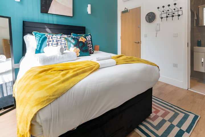 Estudio perfecto luminoso y elegante. Amplio y acogedor dormitorio con una lujosa cama, sábanas suaves y una ventana que deja entrar abundante luz natural. Perfecto para una estancia tranquila.