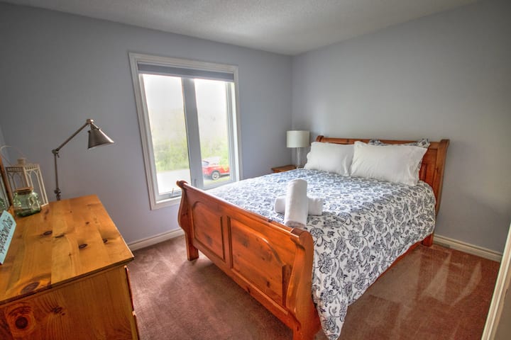 Détendez-vous dans le lit queen size spacieux et lumineux de la deuxième chambre.