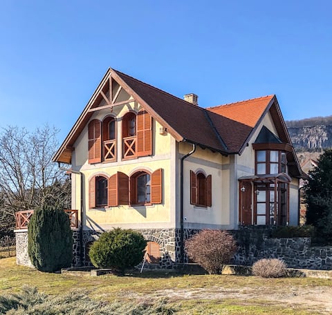 Classy Villa With 180 ° Panorama