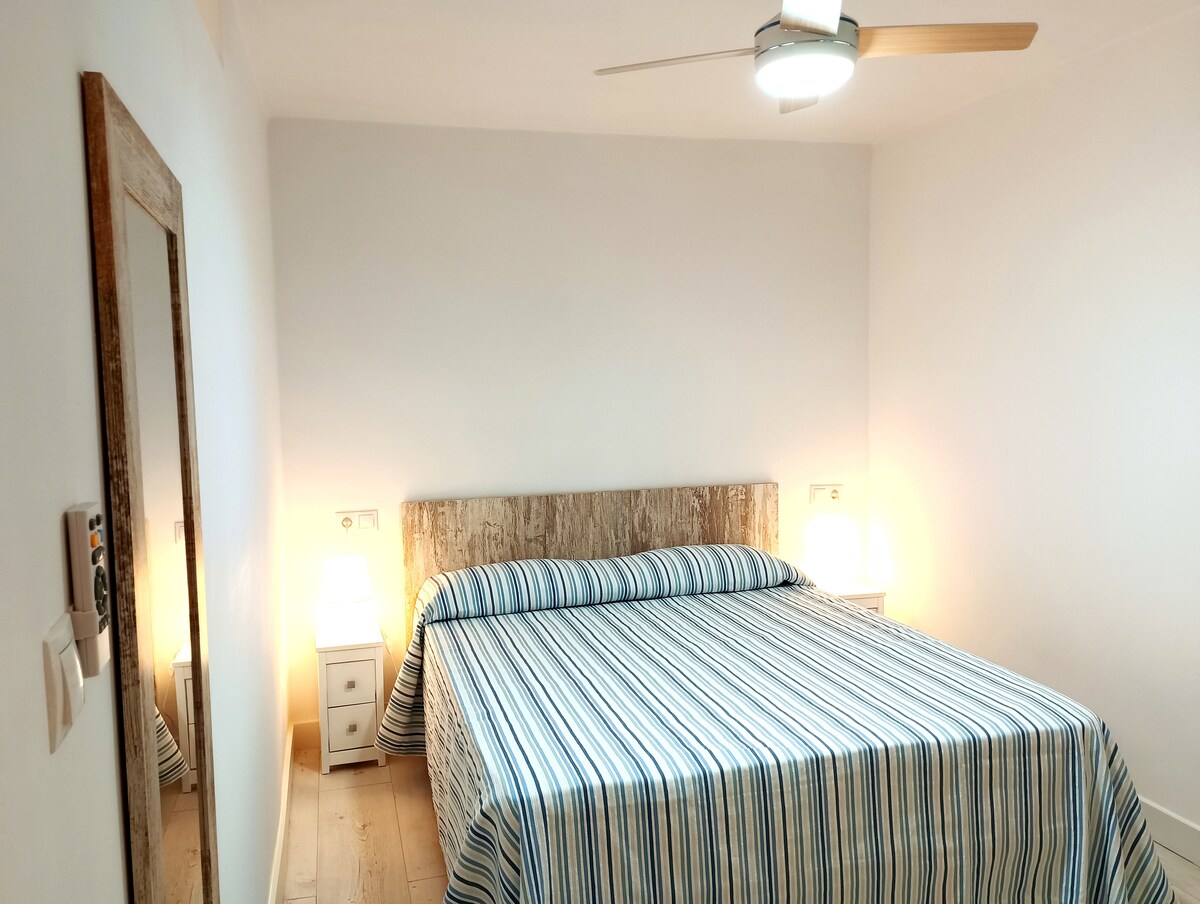 带双人床的大房间 