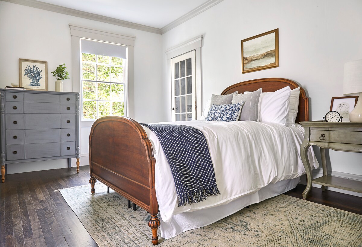 Guest Room- Queen bed