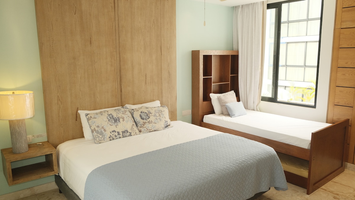 Bedroom with king zise bed + twin bed