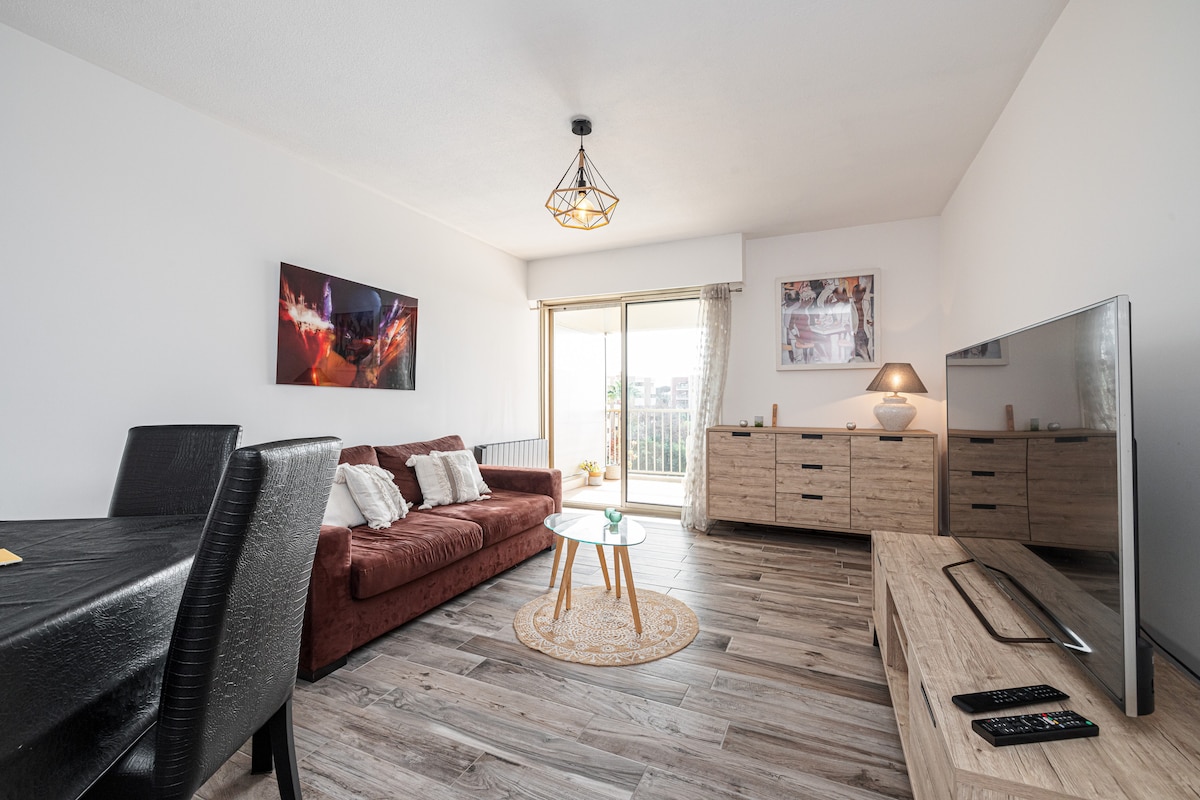 Top performing Airbnb: Aube Marine Sea View Apartment in Antibes