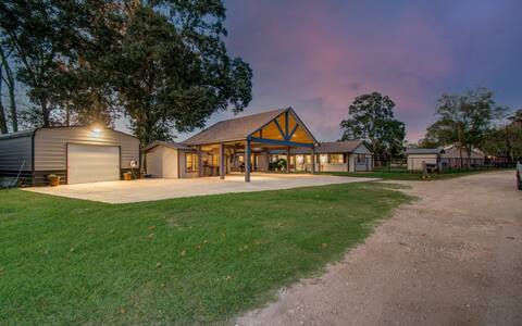 Luxury Family Getaway on the San Bernard River!