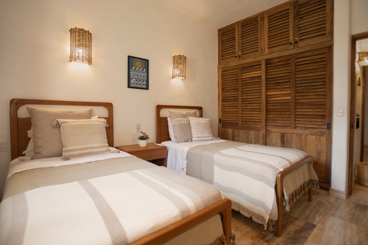 Apartament kondominial B - Dhoma e dytë e gjumit - 2 krevate individualë - ajër i kondicionuar - ventilator tavani - dollap i plotë.