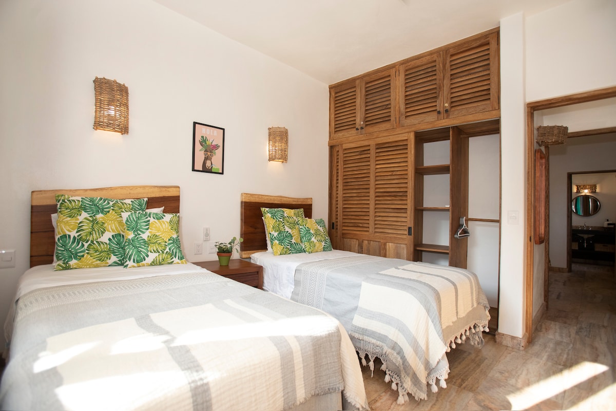 Dhoma e dytë e gjumit - 2 krevate individualë - ajër i kondicionuar - ventilator tavani - dritare - dollap i madh.