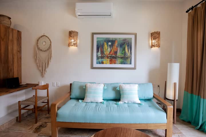 Divani i dhomës së ndenjjes dyfishohet si krevat për një vizitor të pestë.