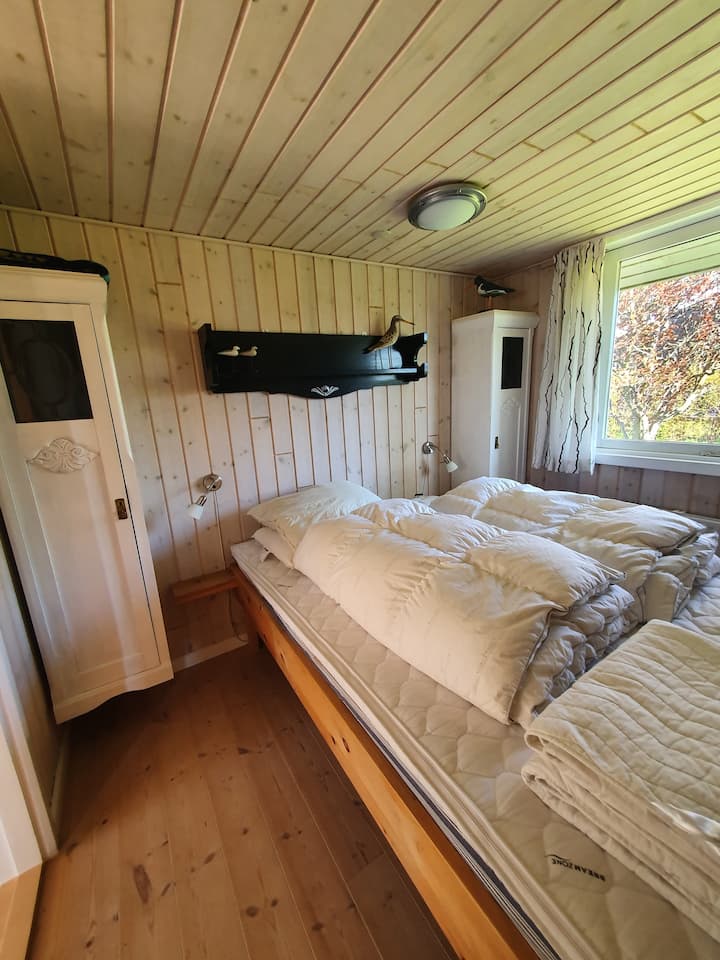 Dobbeltseng 140x200.
Gode madrasser, topmadras, dyner og puder.
