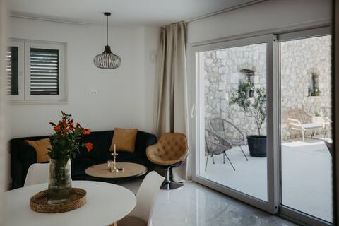 Top Airbnb: Maroli Stone two-room apartment + pool, near center in Šibenik