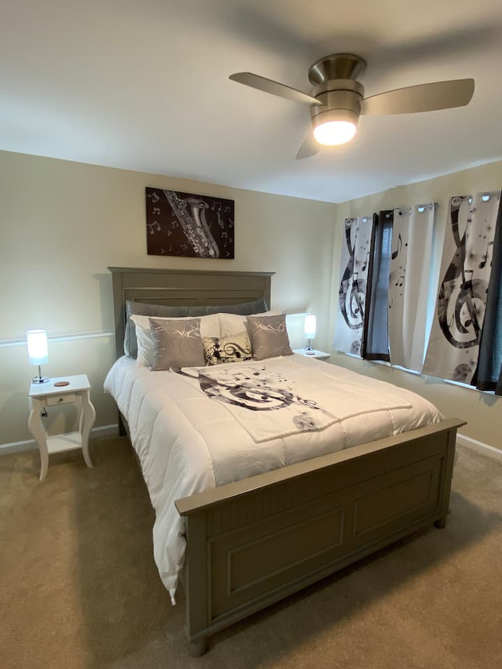 Master - Queen Bedroom