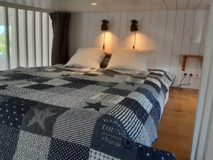 Საძილე ლოფტი უშუქო ფარდებით